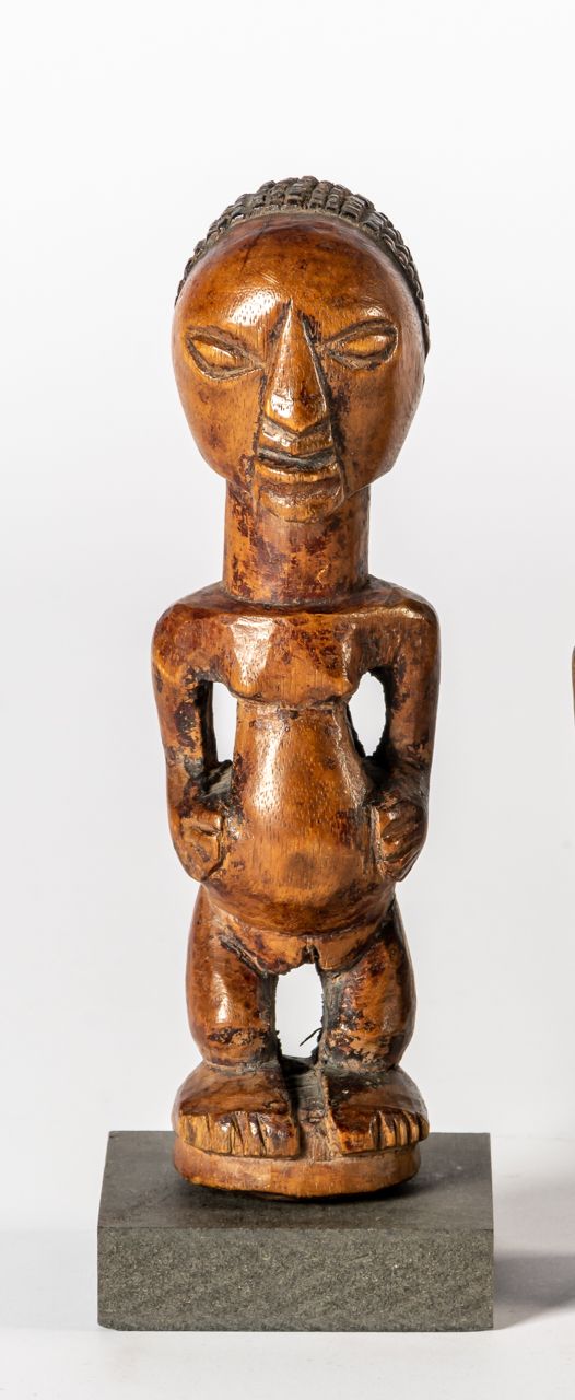 AFRIKANISCHE LUBA (?) - FIGUR Holz geschnitzt, auf Sockel montiert

15 cm hoch (&hellip;