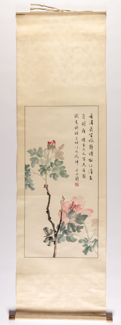 ROLLBILD MIT BLUMEN 中国，轻微损坏，20世纪。

188 x 55 cm



花卷

中国，小的损失，20世纪。

188 x 55 cm