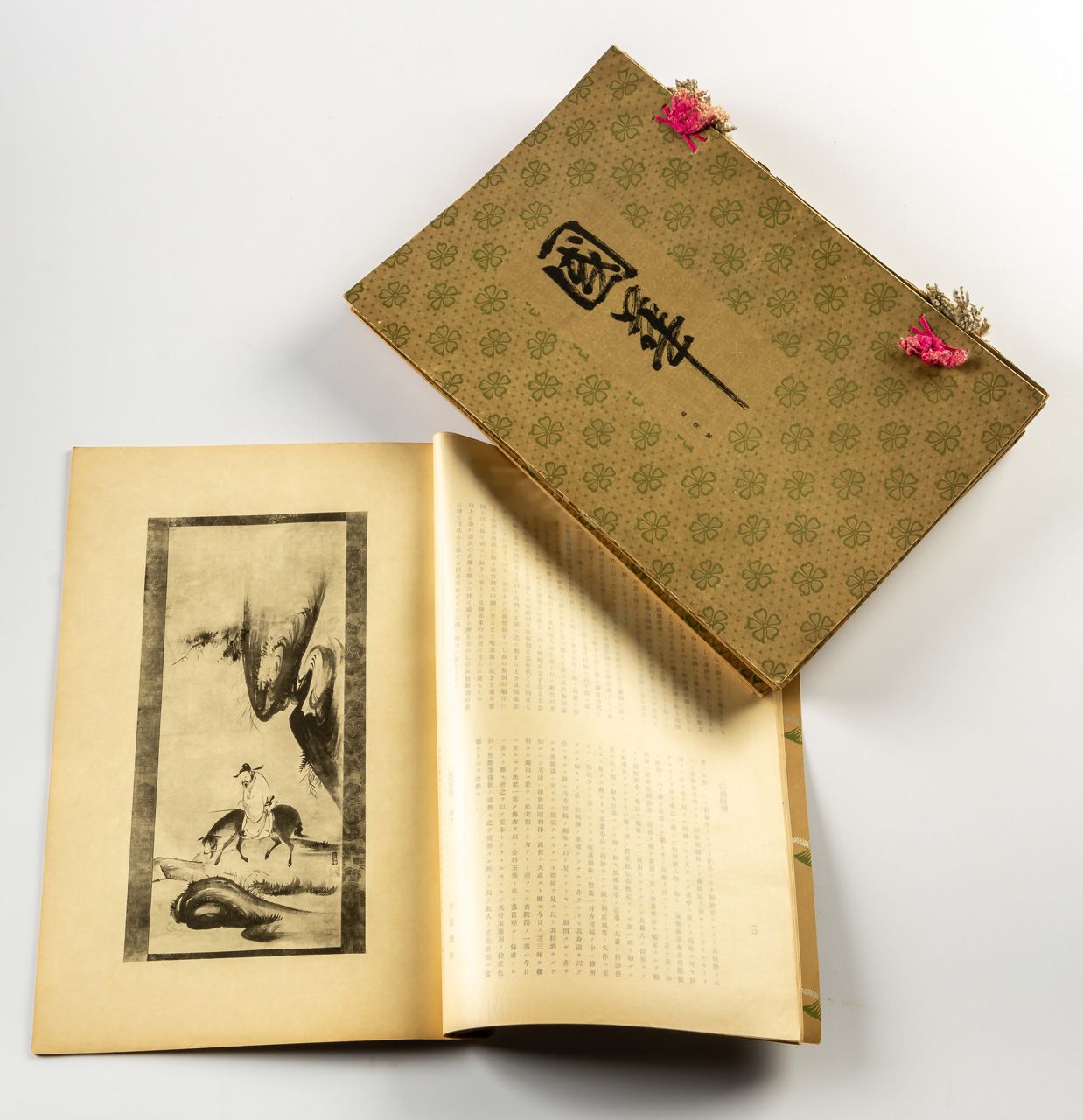 12 JAPANISCHE KATALOGE MIT ABBILDUNGEN je ca. 38,5 x 26,5 x 0,2 cm



Provenienz&hellip;