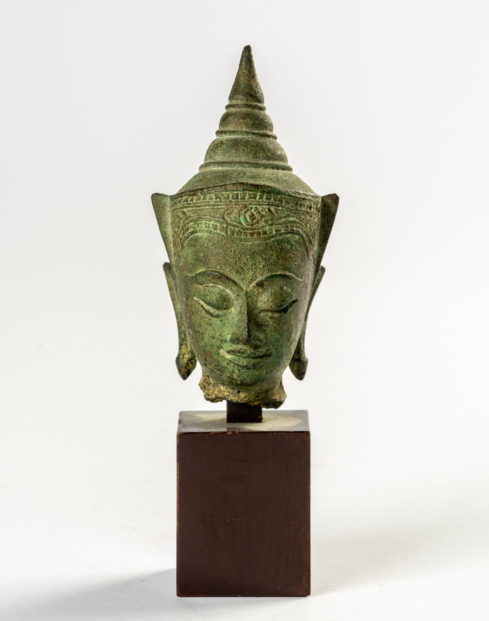 BUDDHA-KOPF 泰国，19世纪或更早

9厘米（不含底座



菩萨的头

泰国，19世纪或更早

9厘米（不含支架