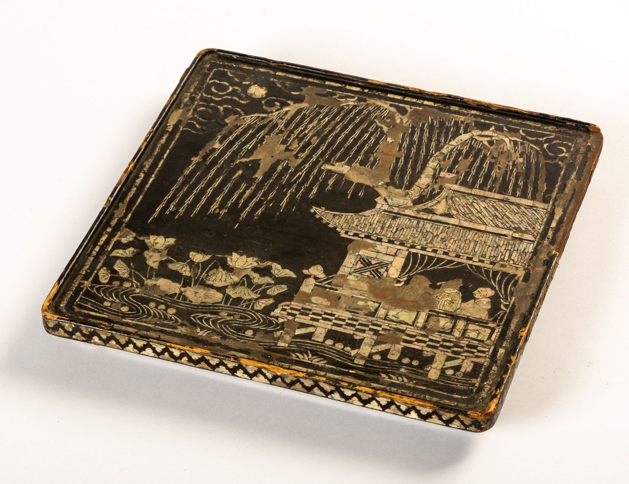 PERLMUTT-EINLEGEARBEIT Japón, tapa de madera de una caja, muy dañada, siglo XIX &hellip;