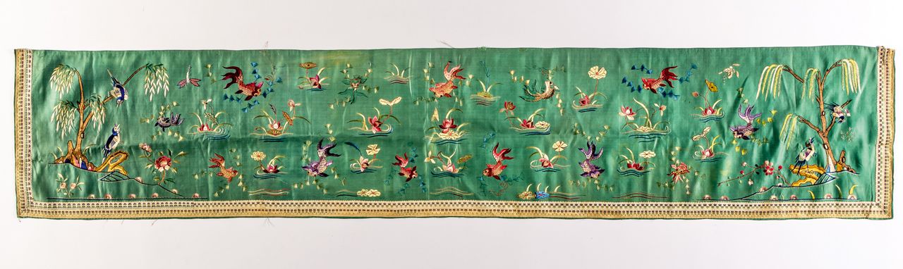BESTICKTES TUCH China, seda, probablemente alrededor de 1900

35,5 x 180 cm



U&hellip;