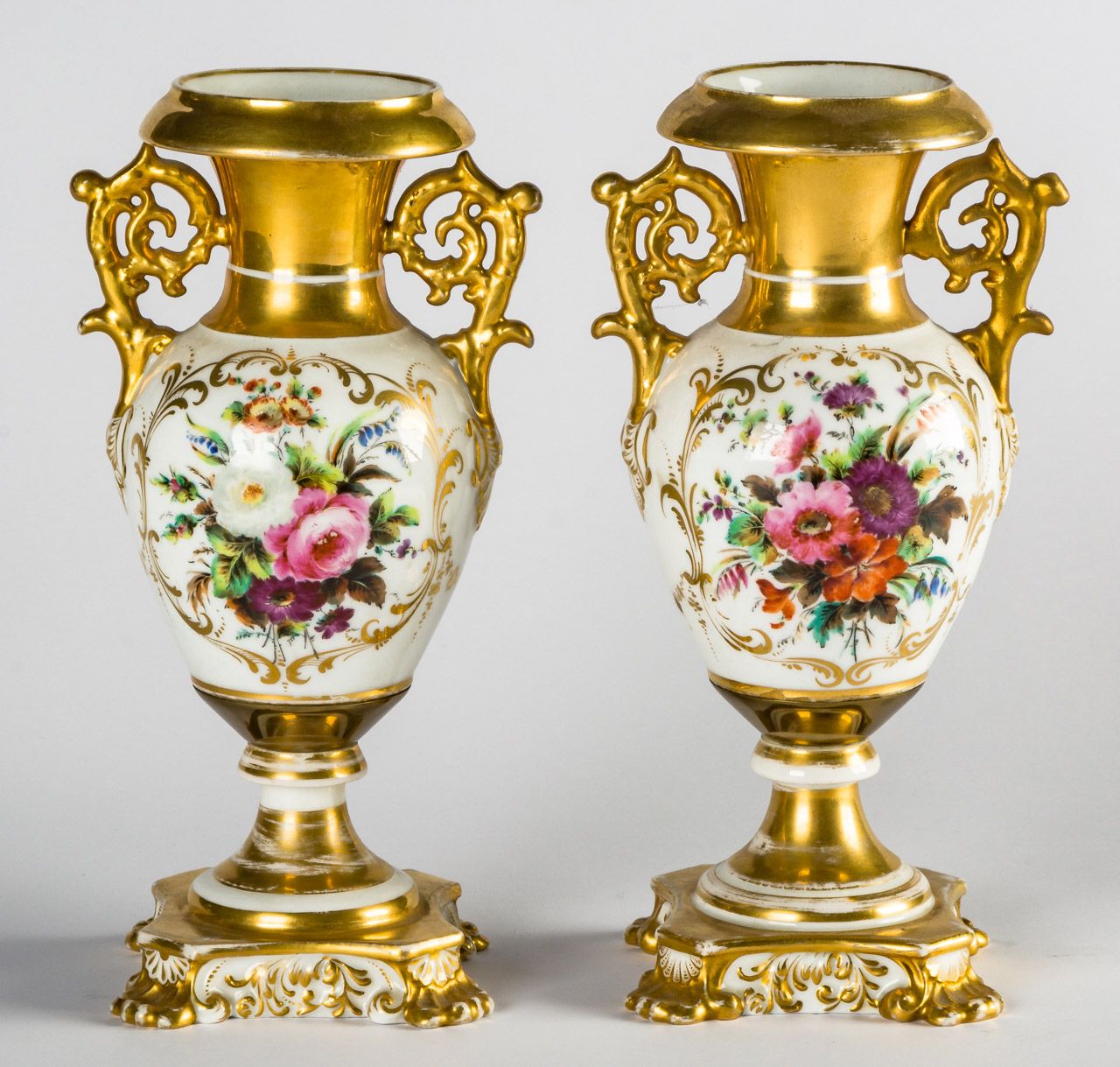 ZWEI PORZELLAN-VASEN 俄罗斯，科尼洛夫兄弟的瓷器厂，圣彼得堡 1839-1861年


每个约25厘米高





两个俄罗斯瓷器花瓶


&hellip;