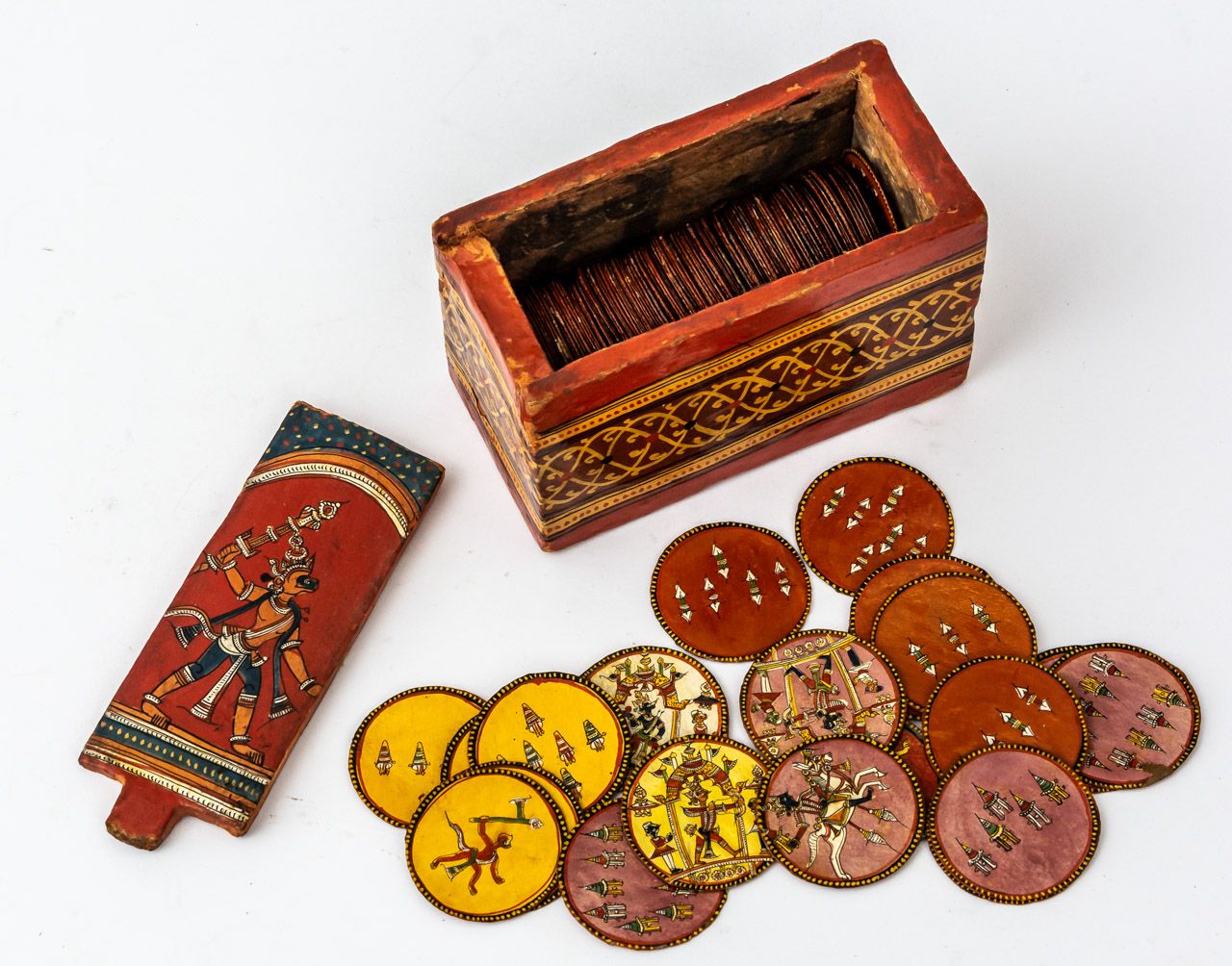 GANJIFAH-SPIELKARTEN 印度，木质彩绘盒，内有圆形彩绘卡片，大概19世纪。

12 x 6 x 7,5 cm