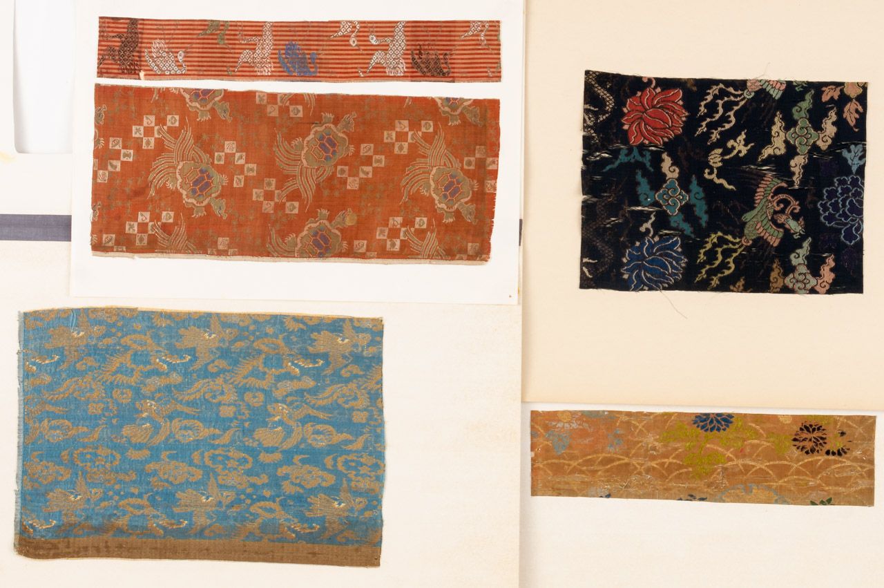 FÜNF TEXTIL FRAGMENTE 中国，19世纪或更早

从37.5 x 5.8厘米到34 x 23.5厘米