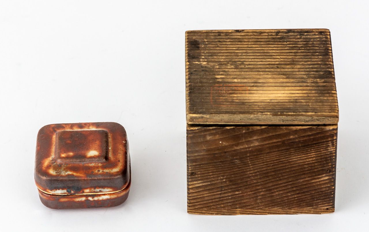 DECKELSCHALE UND HOLZBOX 日本，陶瓷，有褪色印章的盒子

3×5.2×3厘米和8×8.5×7.5厘米