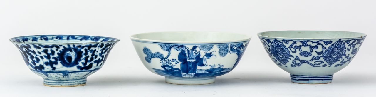DREI BLAU-WEISSE SCHALEN 中国，瓷器，大概19世纪。

直径：从16.5到19厘米