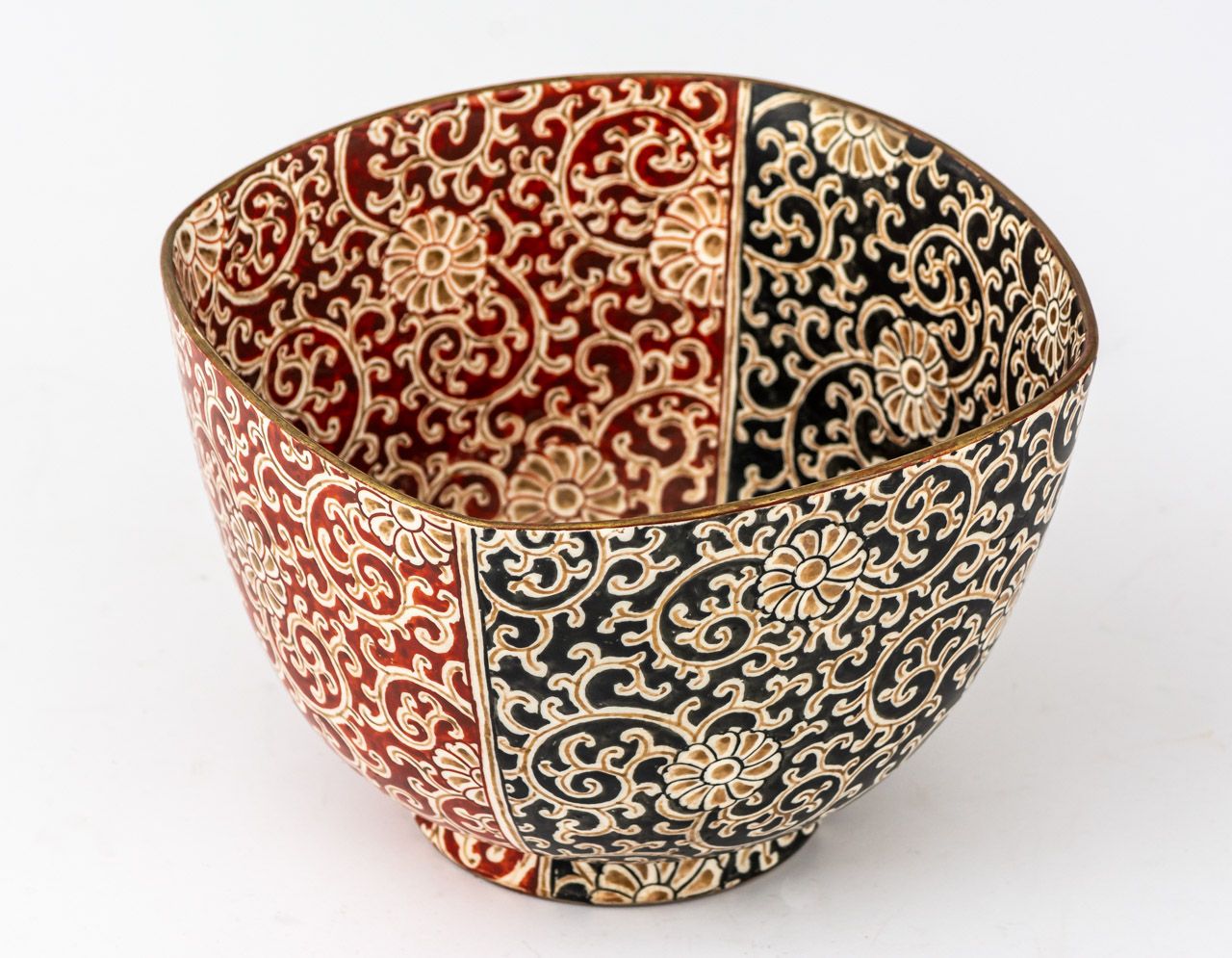 SCHWARZ-ROTE SCHALE Japón, cerámica Kutani

18 x17,5 x 12,5 cm
