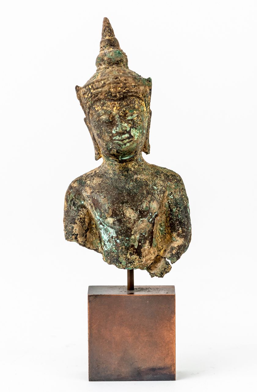 BUDDHA-TORSO 泰国，青铜，残留的镀金，18世纪或更早。

高11.5厘米（不含底座）