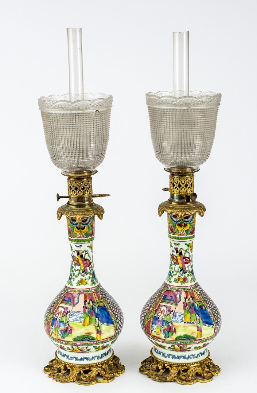 LAMPEN-PAAR MIT JAPANISCHEN SZENEN Porcellana, ottone, probabilmente intorno al &hellip;