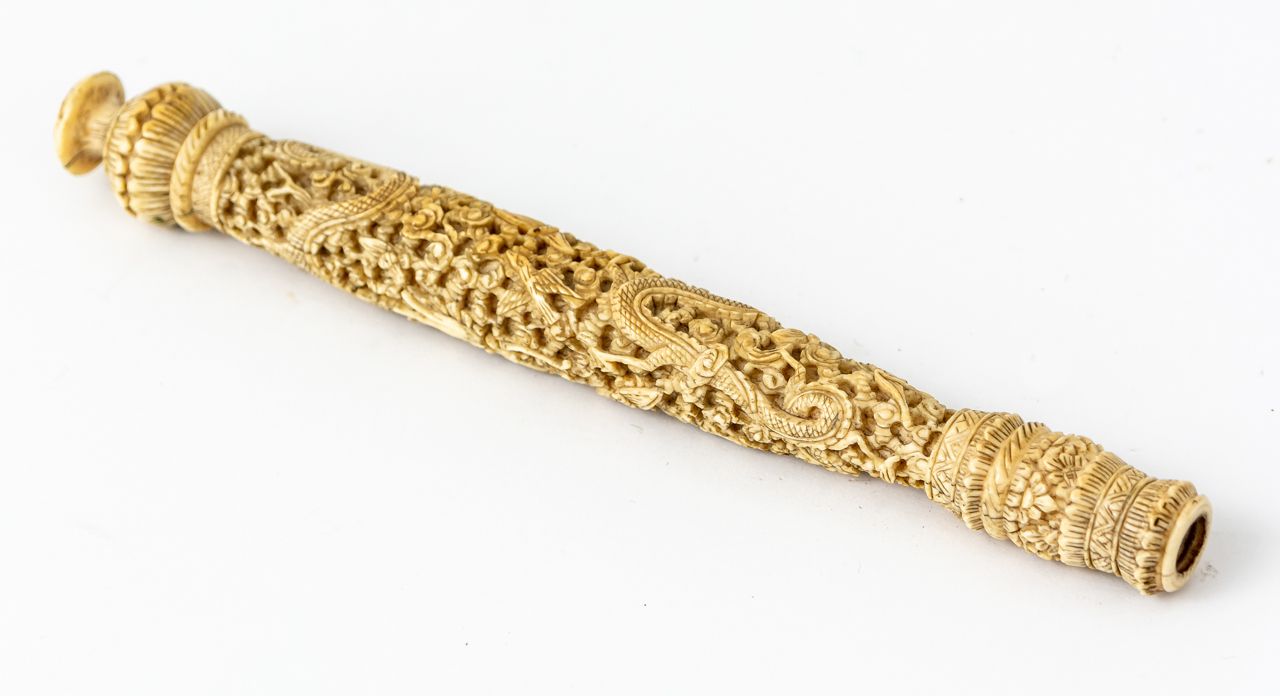 FEIN GESCHNITZTES ZIERTEIL Ivoire, 19e siècle ou plus ancien

17,3 cm de long