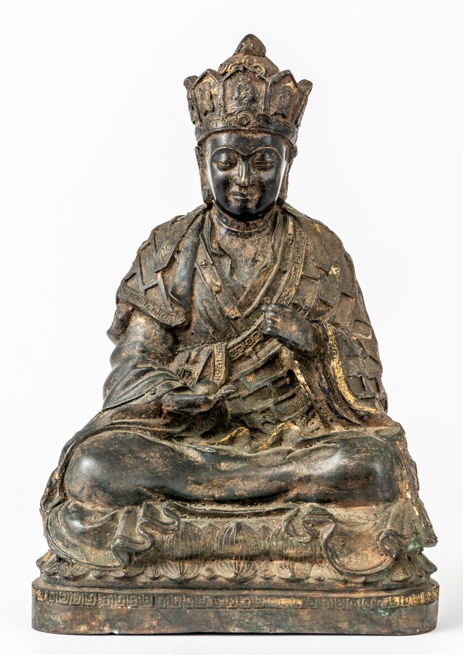 PADMASAMBHAVA 汉藏青铜像，残存的镀金，可能是明末时期，17世纪。

高39厘米



莲花生大士是第一个将金刚乘佛教带到西藏的密宗大师。