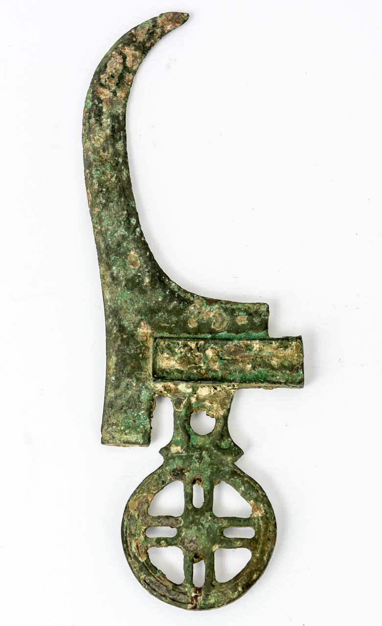 RITUELLE SICHEL Chine ( ?), bronze

27 x 8,5 x 0,6 cm