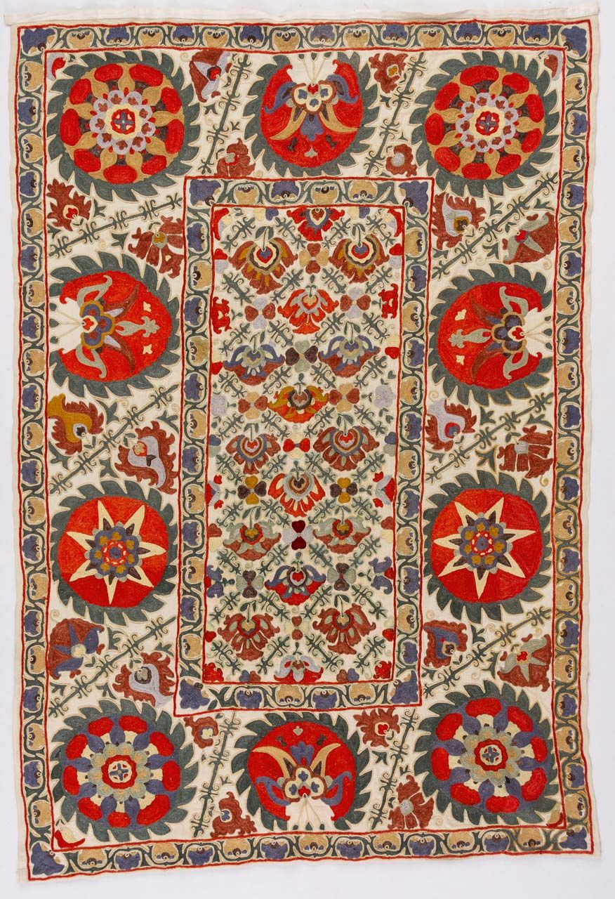 SUZANI 乌兹别克斯坦，20世纪中期。

一件古老的、极具装饰性的亚麻布底的丝织品。

有花冠和精细加工的花卉和叶子装饰的图案，状况良好。

157 x 1&hellip;