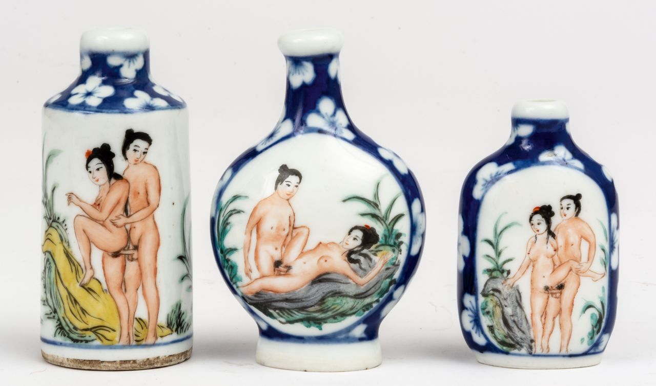 3 SNUFF BOTTLES MIT EROTISCHEN SZENEN China, porcelain, probably around 1900

H:&hellip;