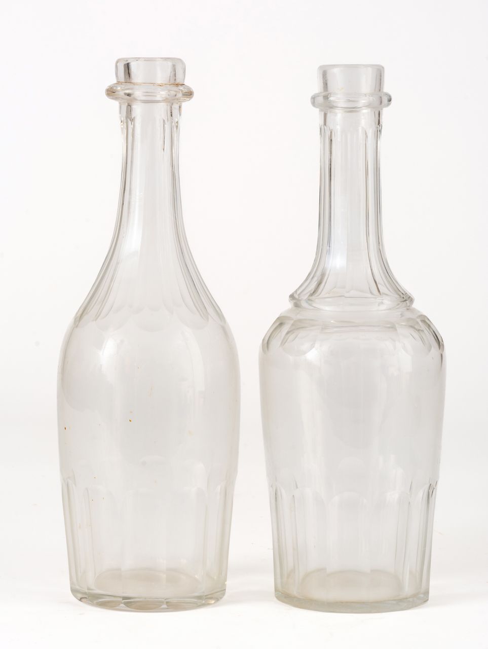WASSER UND WEIN-FLASCHE 意大利，玻璃，大概在1950年左右

高：27厘米



状态：一个瓶子的顶部有轻微的碎片。