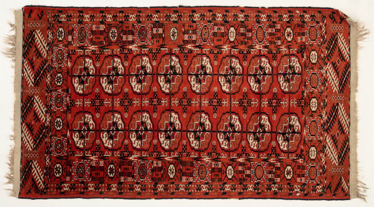BOCHARA 土库曼斯坦，20世纪上半叶。

一个小型的、精细编织的波查拉，羊毛上的羊毛。

状况良好，边角处略有损失。

134 x 75 cm
