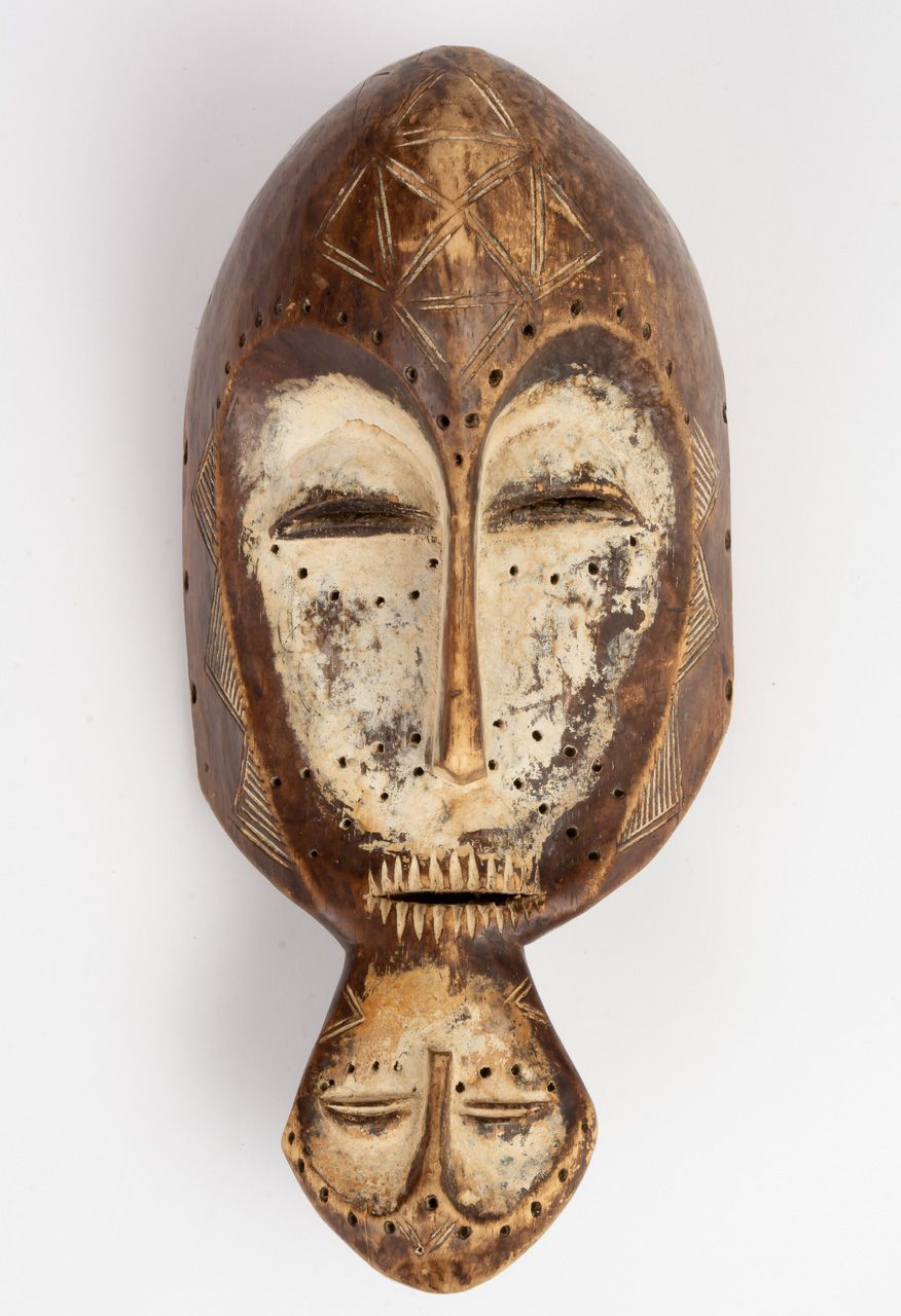 AFRIKANISCHE MASKE probabilmente Benin, legno, XX sec.

H. 32 cm
