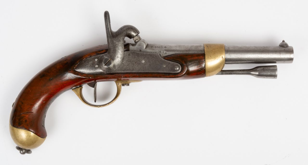 FRANZÖSISCHE KAVALLERIE-PISTOLE M1822 T bis 光滑的胡桃木枪托上有（品牌）印章和标记，圆形枪管，18毫米口径，渐变至枪&hellip;