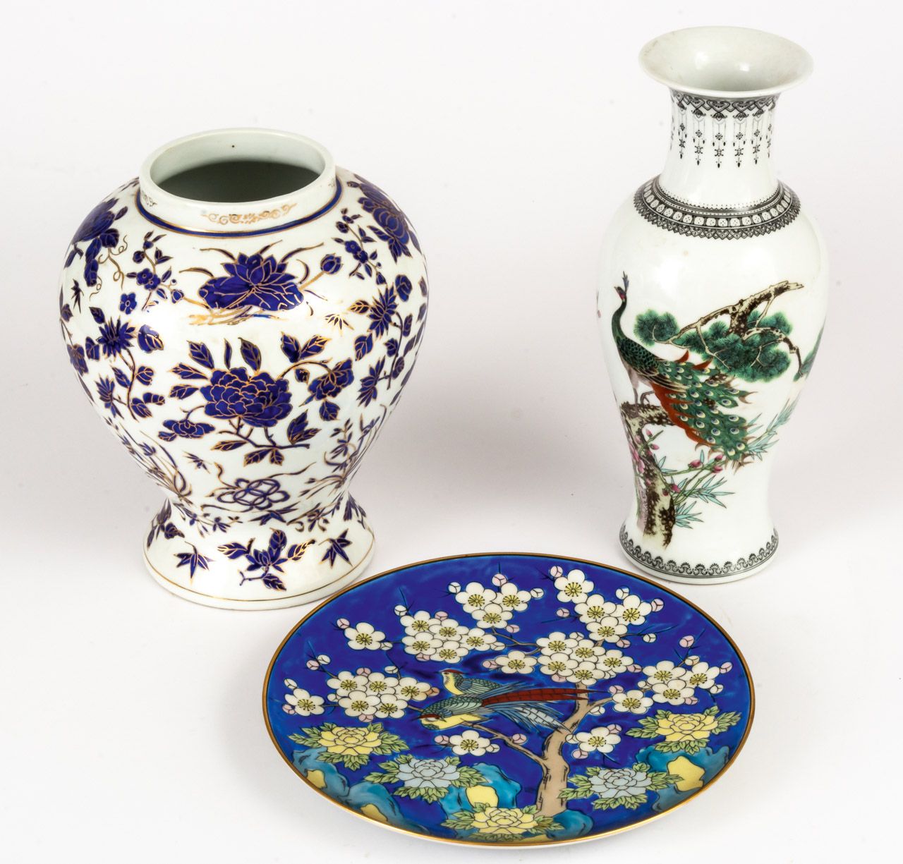 2 VASEN UND EIN TELLER 中国，瓷器，手绘

盘子直径：26厘米，花瓶：31.5和25厘米高