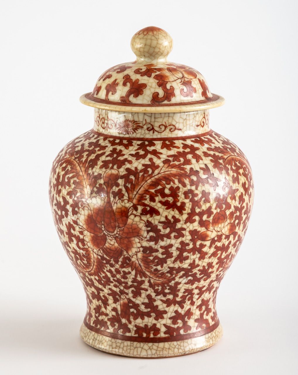 ROT-WEISSE DECKELVASE China, signature on the inside of the lid, probably 19th c&hellip;