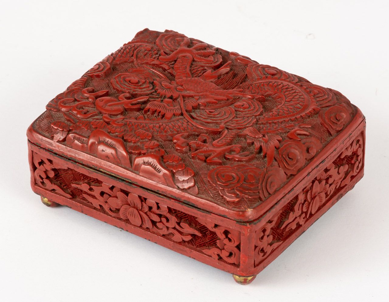 ROTE SCHNITZLACKDOSE 中国，漆器，木材，雕刻，大概19世纪。

10 x 8 x 4厘米