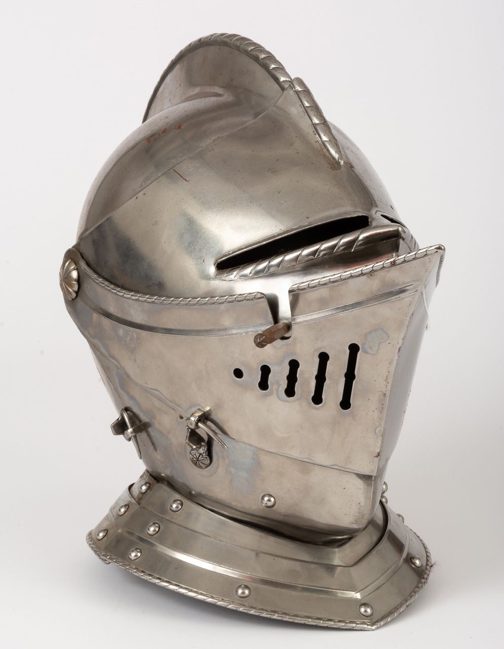 GESCHLOSSENER HELM in German style of the early 16th century, with rust spots on&hellip;