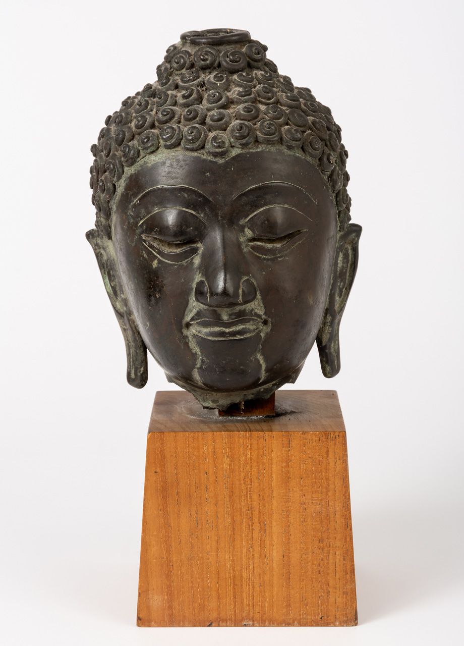 GROSSER BUDDHA-KOPF Thailand, bronze, probably 18th/19th c.

H: 23 cm, base h. 1&hellip;