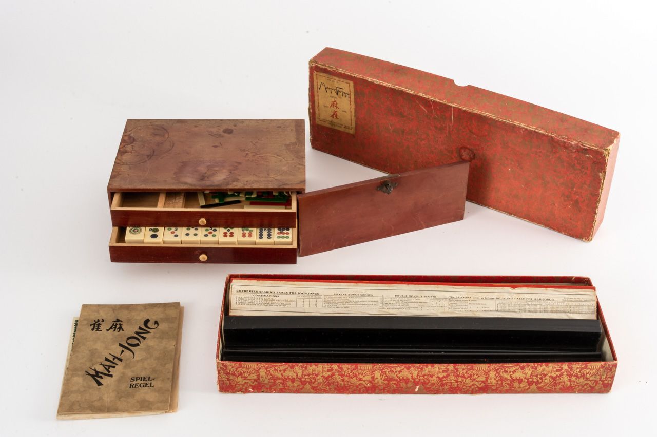Mah-Jong-Spiel 带模子的盒子，带石头的抽屉柜（轻微损坏），20世纪上半叶。

41.5 x 14 x 5厘米和23 x 16 x 9.5厘米