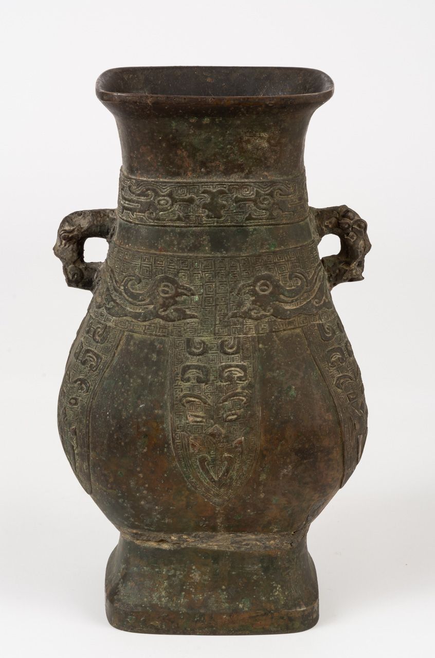 GROSSE BRONZE-VASE China, probably 17th century or older

H: 31 cm, weight: 2828&hellip;