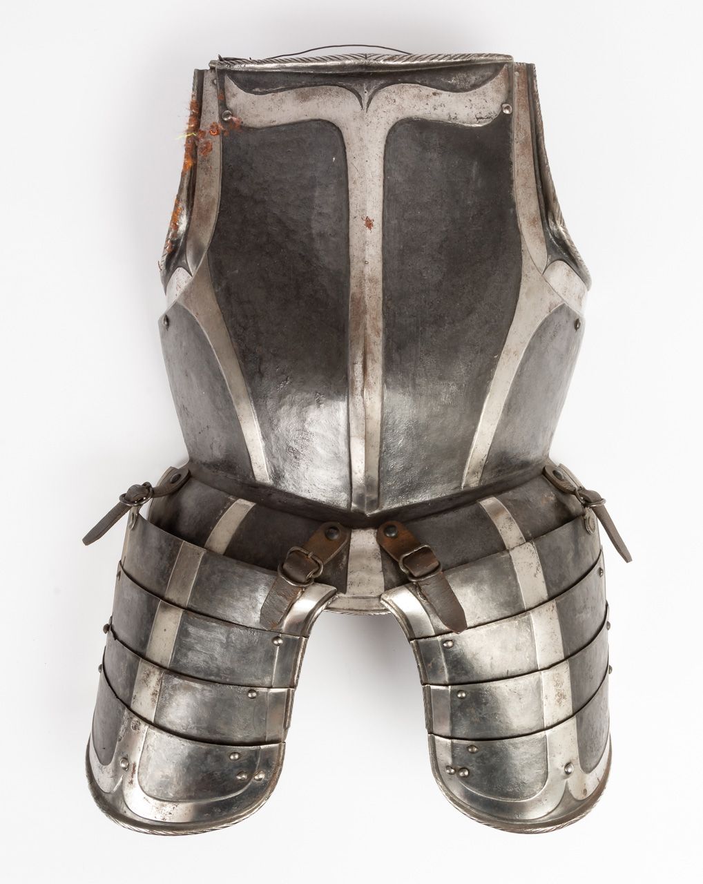 KNECHTISCHER HARNISCH 黑白相间的设计，精心制作的表格。皮扣铆接在腹带上，用于四肢的缝合。锈斑。德国，约1580年。

高：58厘米