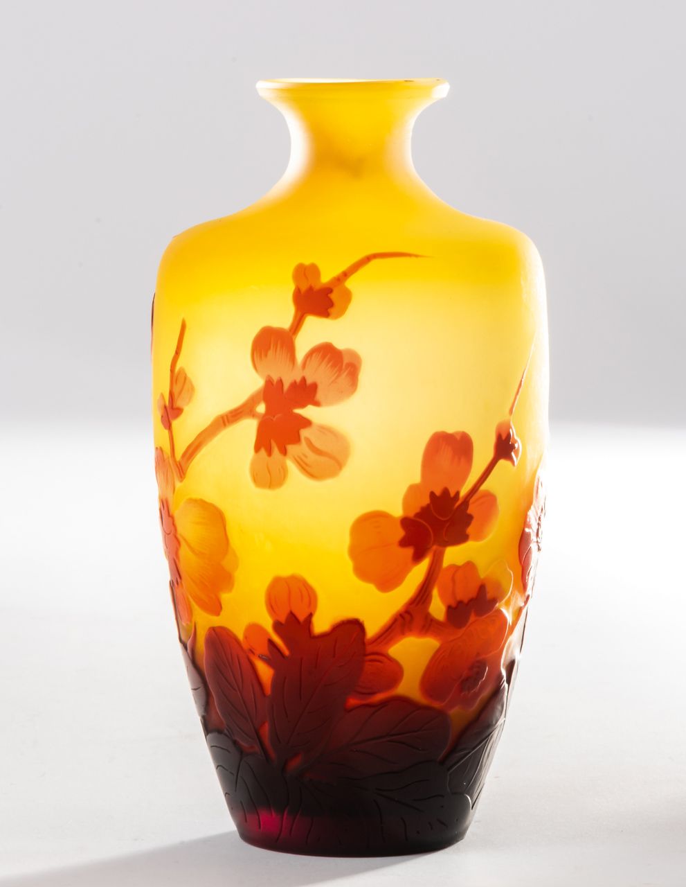 ROT-GELBE GALLÉ-VASE MIT KIRSCHBLÜTEN verre, signé

H : 15,5 cm