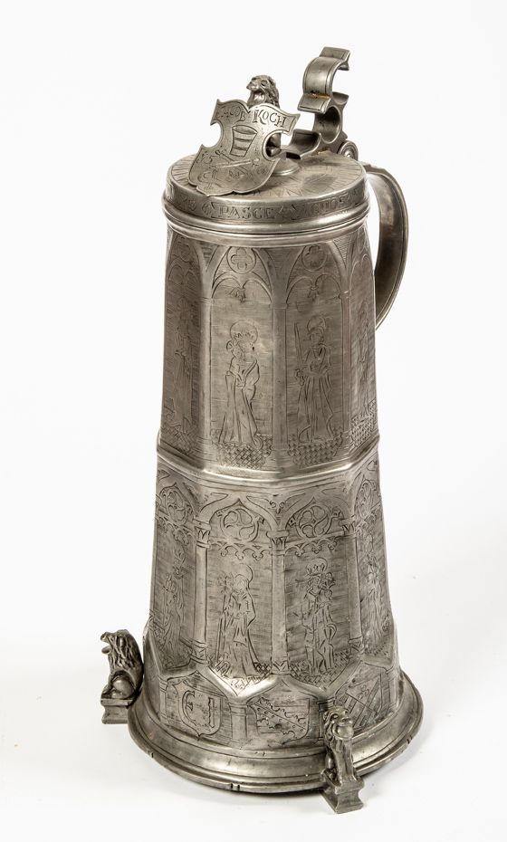 SCHLEIFKANNE MIT DARSTELLUNGEN VON HEILIGEN 
体现圣人形象的研磨壶
 
锡器，盖子上的日期是1570年，可能在190&hellip;