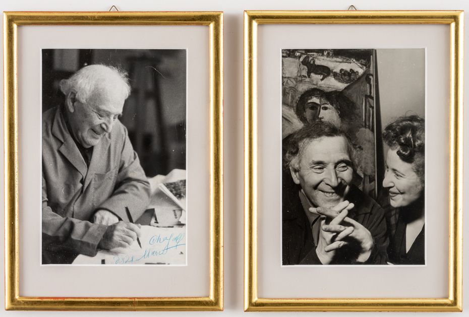 ZWEI PHOTOS VON MARC CHAGALL 
马克-夏加尔的两张照片
玻璃后的照片，其中一张有艺术家的亲笔签名

框架：31.5 x 23厘米

&hellip;