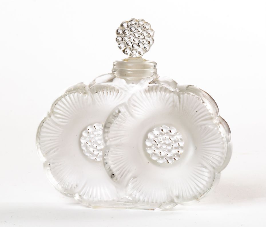 FLACON LALIQUE MIT BLUMEN-DEKOR 
拉力克花卉装饰花瓶
玻璃，署名为法国莱俪公司

9 x 9,5 x 2,5厘米


拉力克花瓶&hellip;