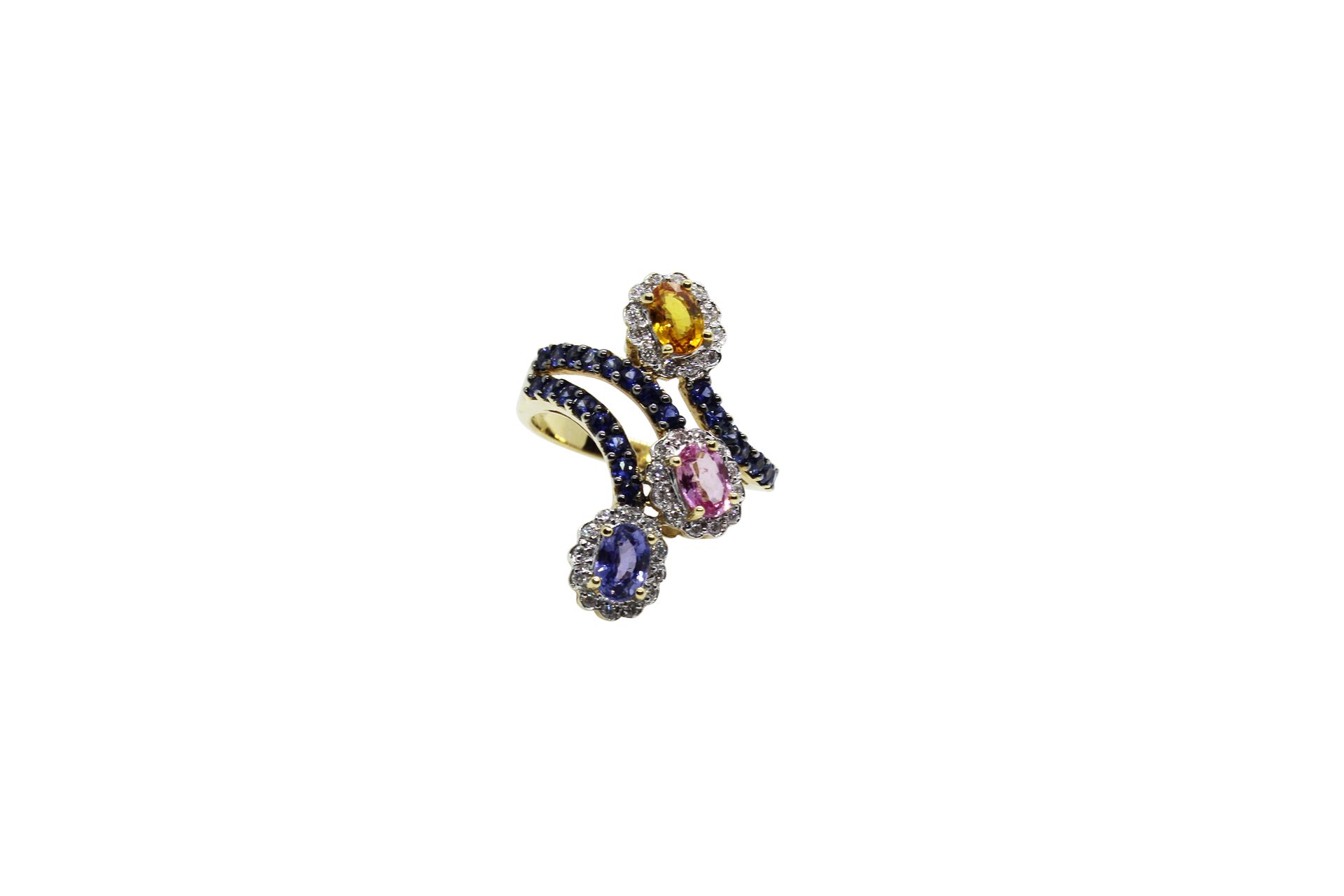 18k gold 3 coloured sapphire ring 18K金三色蓝宝石戒指，5.5 x 4.8毫米，共2.5克拉蓝宝石，镶嵌钻石。毛重约：6.8&hellip;