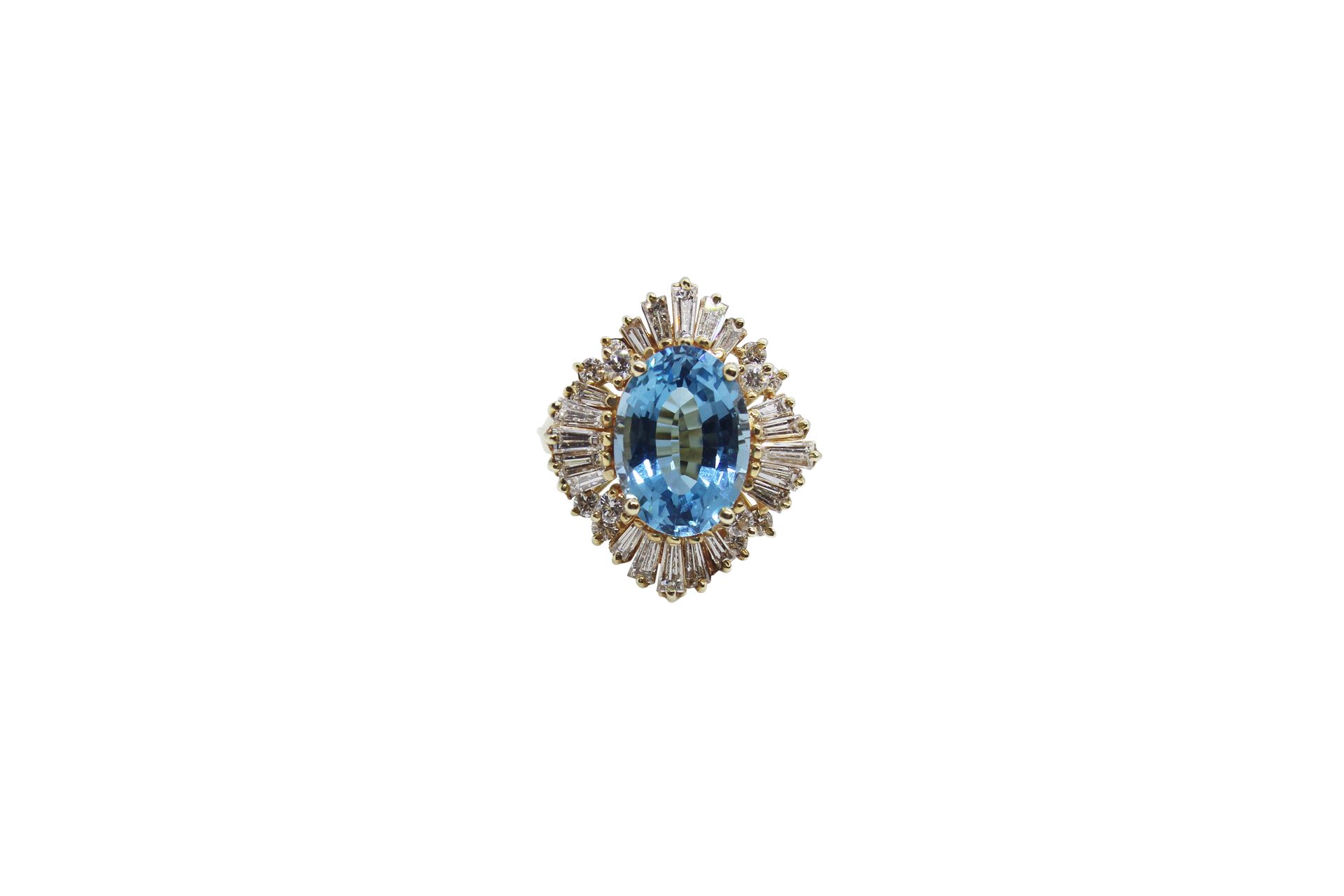 18k gold ring set with blue topaz and diamonds 18K金戒指，镶嵌蓝色托帕石和钻石。毛重约8.9克，尺寸：53