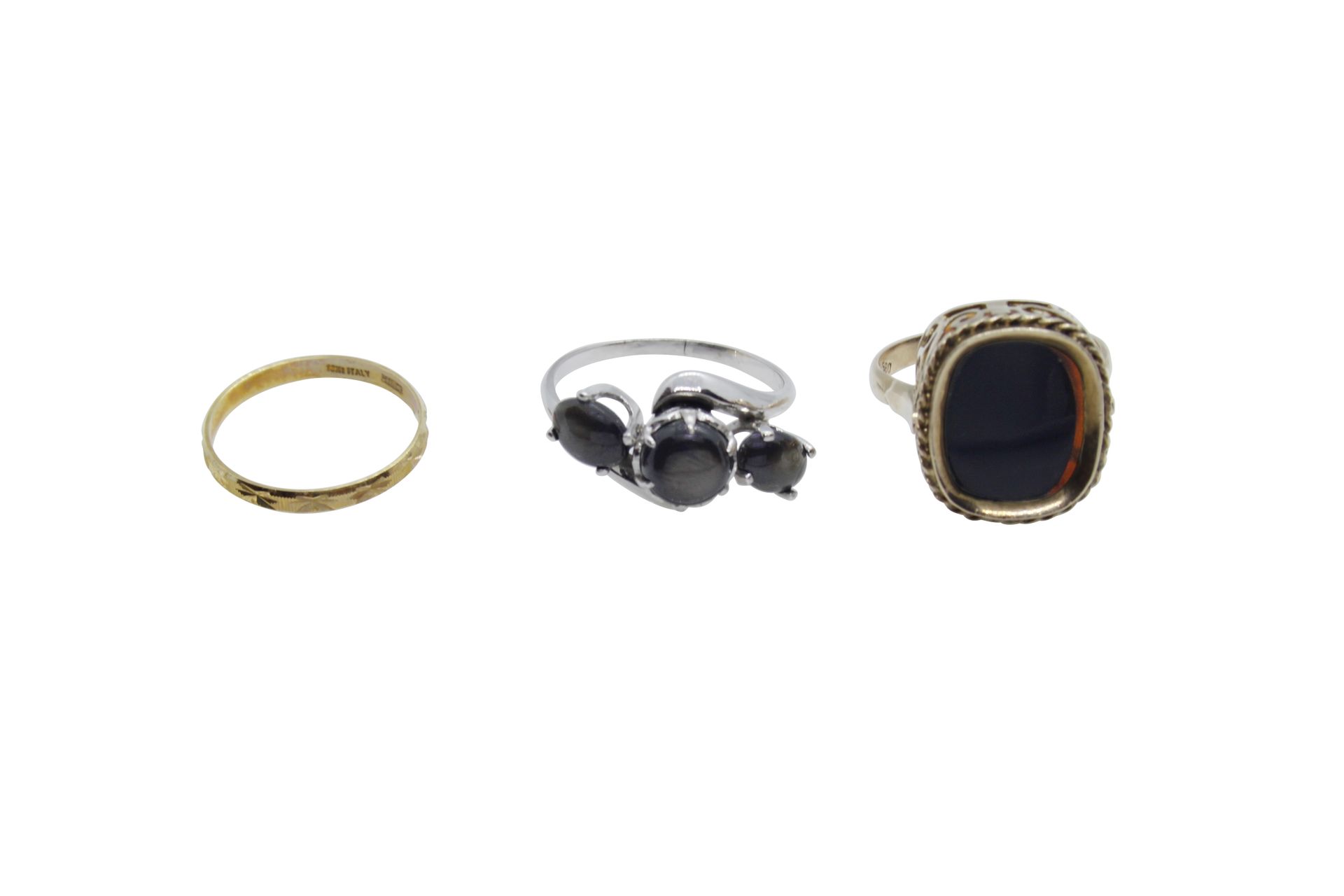 A jewellery lot comprising of two 14k gold rings and a 18k gold ring Lot de bijo&hellip;