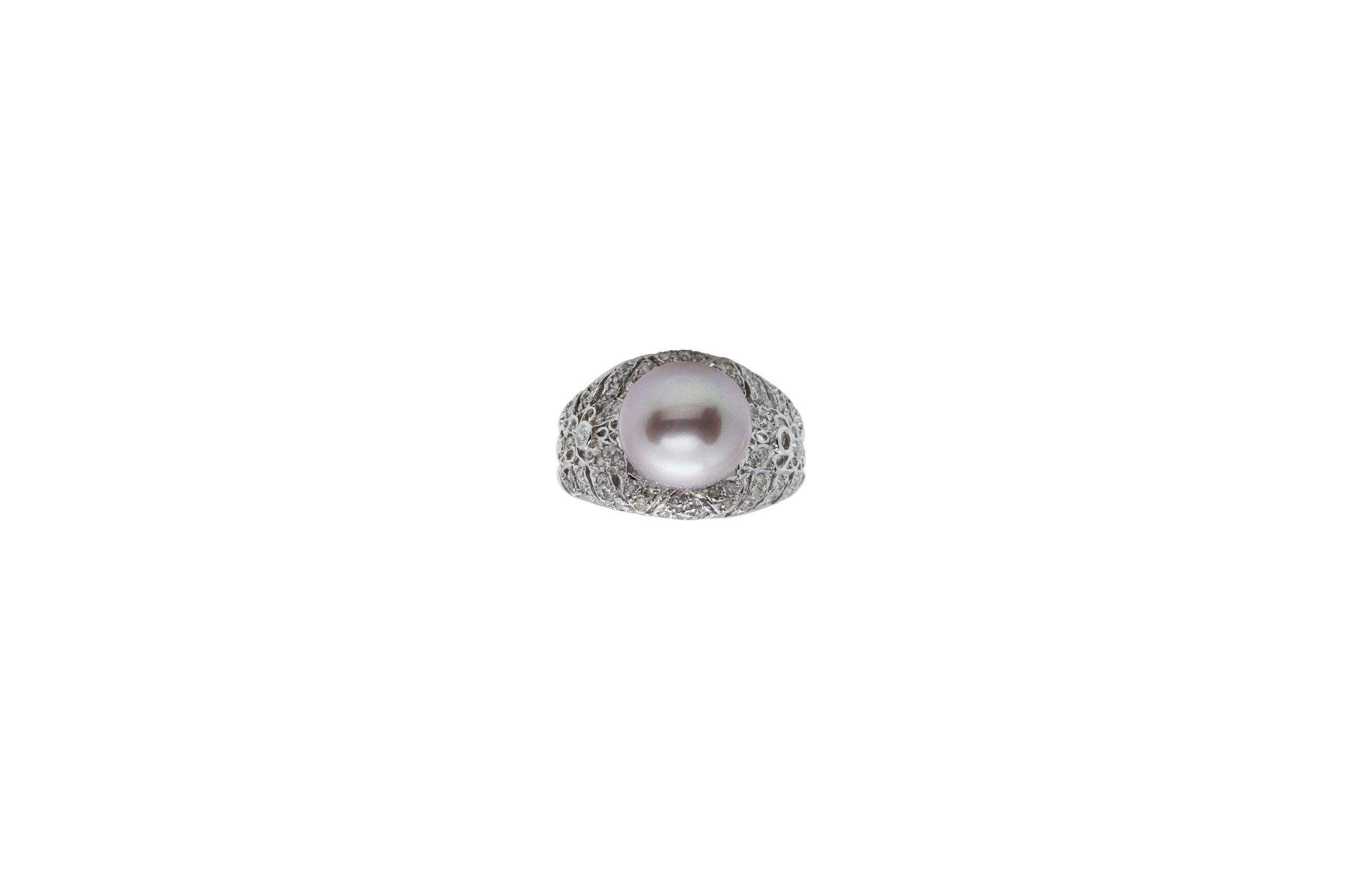 14k gold ring with cultured pearl and diamonds 14K金戒指，镶有养殖珍珠和钻石。毛重约：6克。尺寸：54。