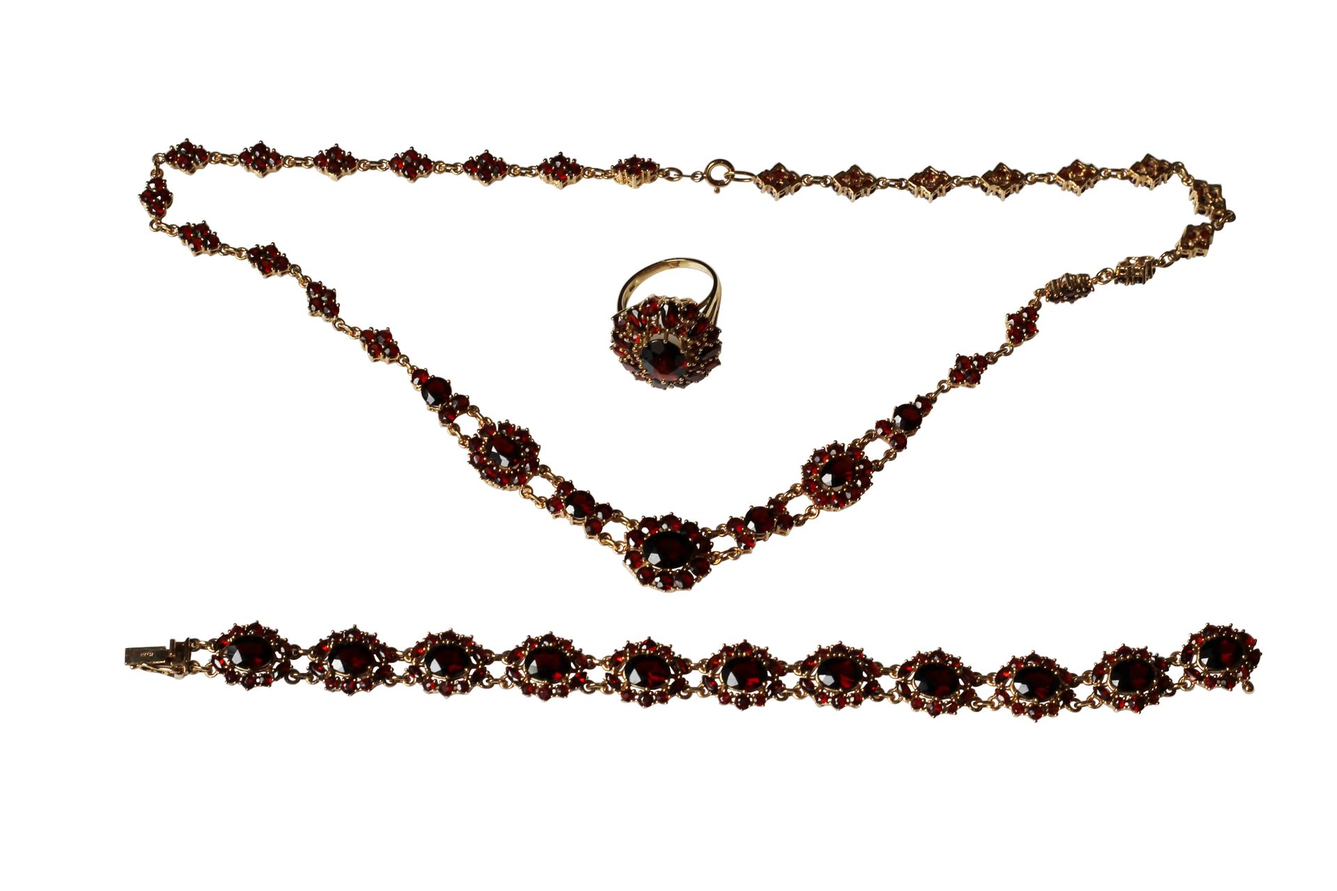 A jewellery lot comprising of a 14k gold garnet cluster necklace with matching g&hellip;