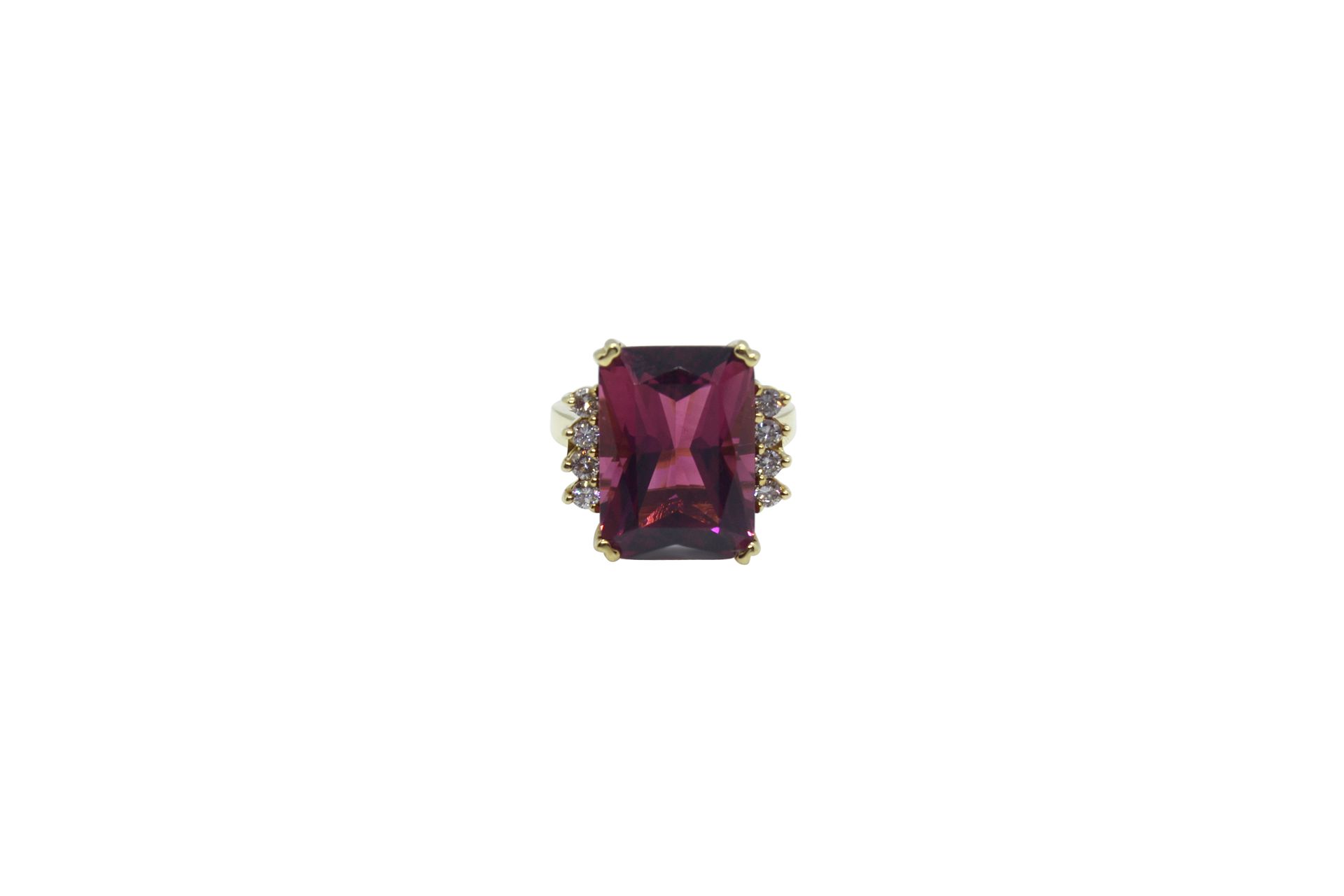 18k gold ring with synthetic purple stone 18K金戒指，合成紫色宝石。毛重约13.3克，尺寸：54
