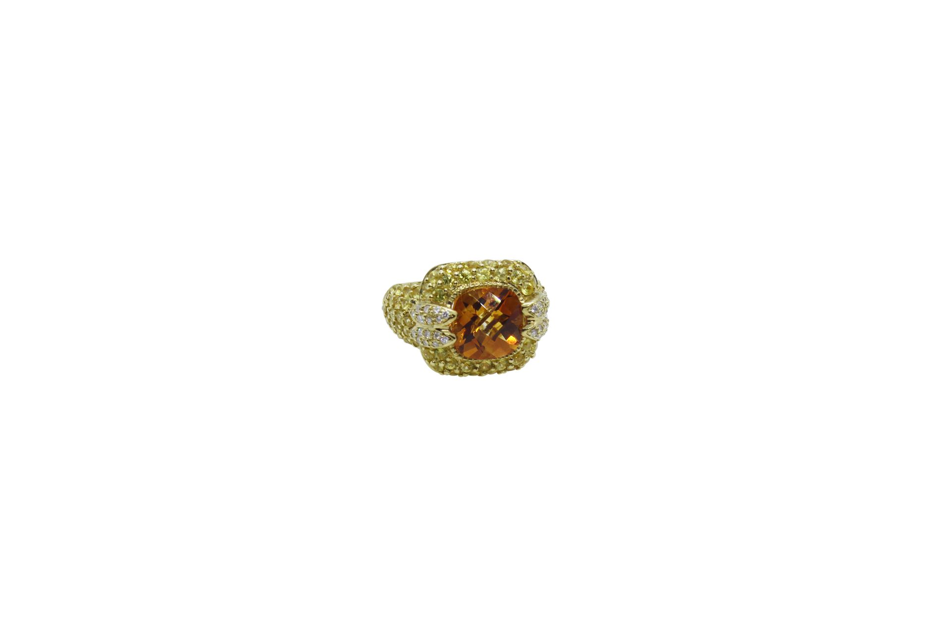 18k gold ring with yellow diamonds 镶嵌黄钻的18K金戒指。毛重约11克。尺寸：55。