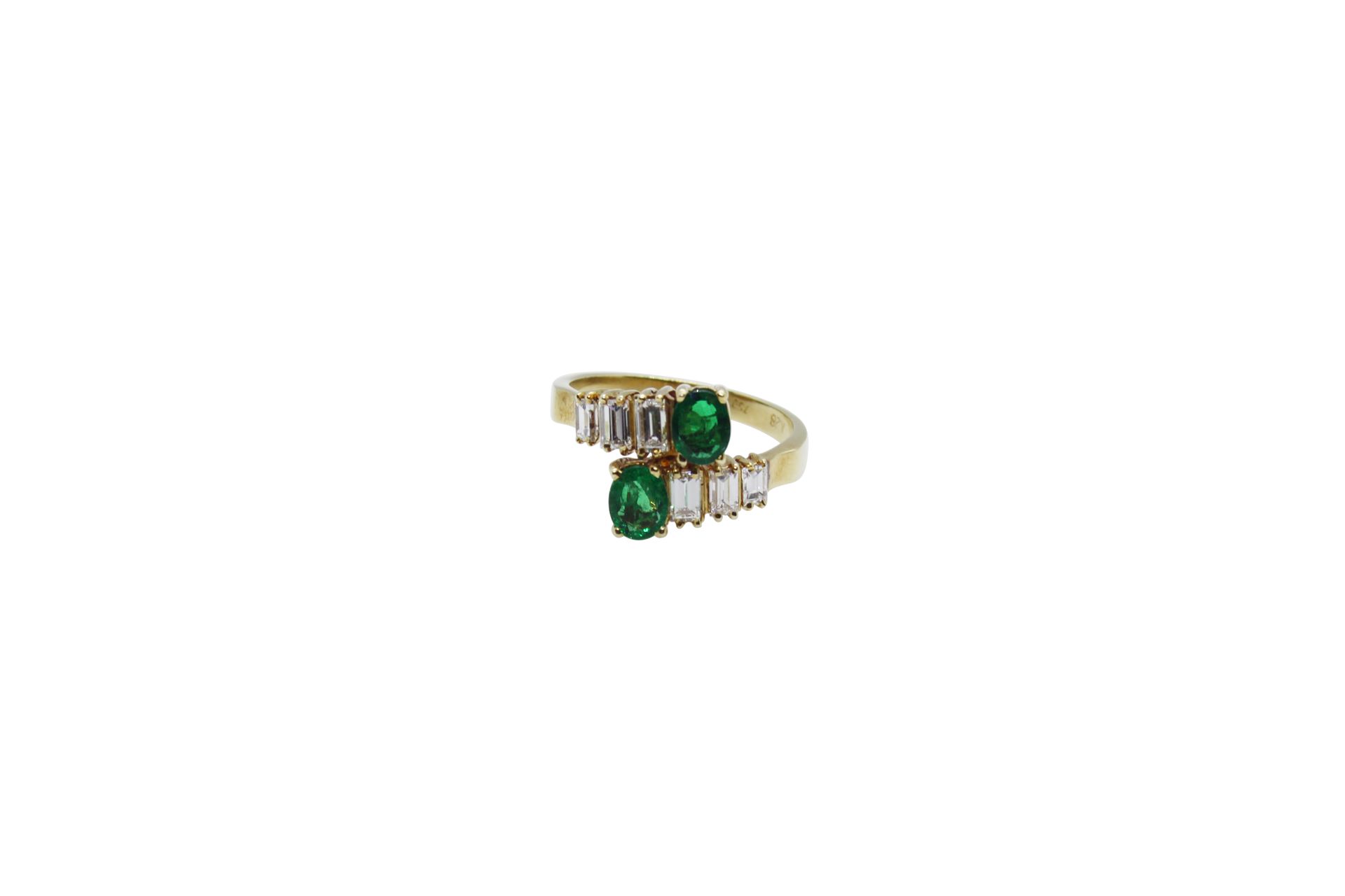 18k gold ring with 1,5ct emeralds and approx. 0,60ct baguette diamonds Anello in&hellip;
