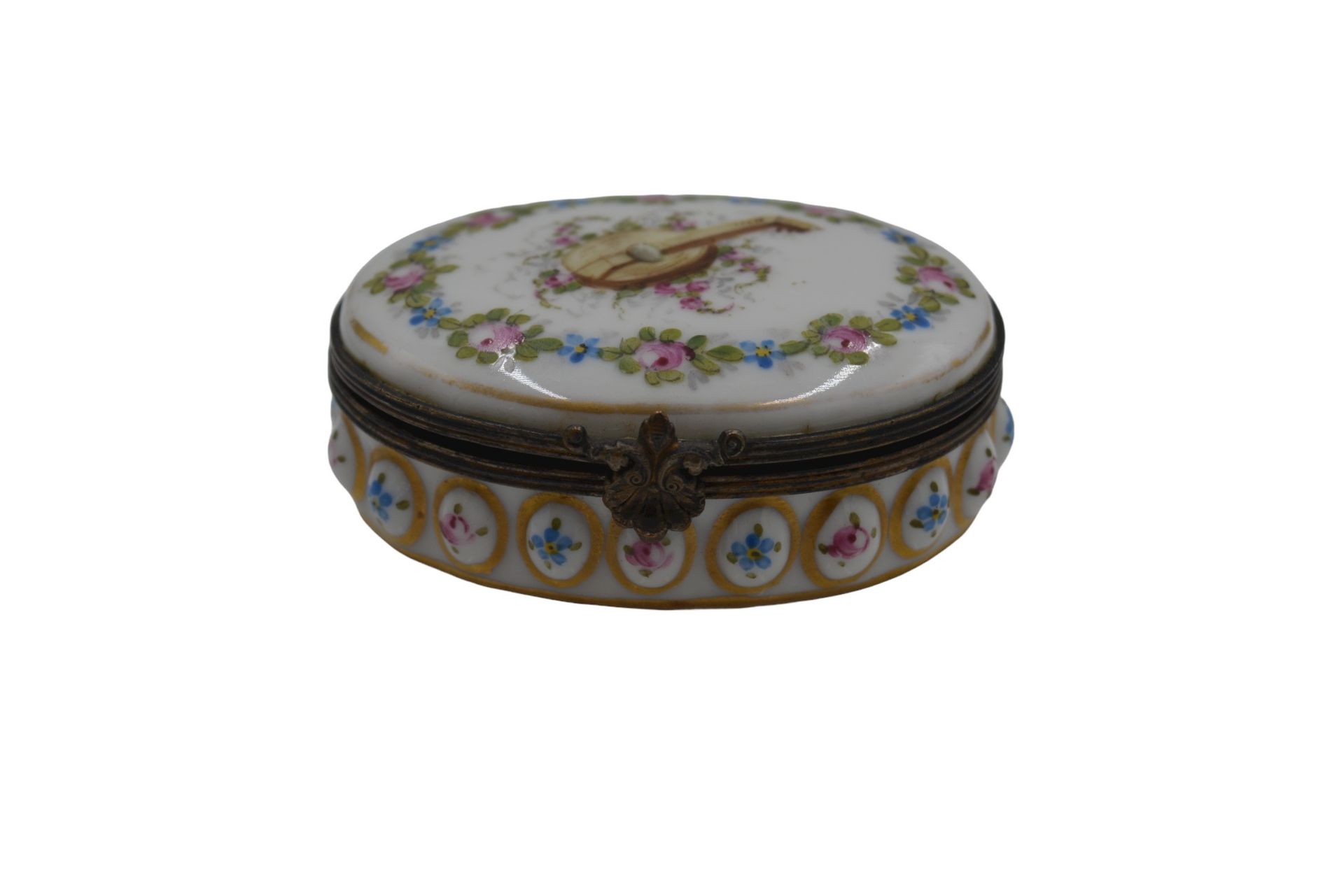 A porcelain handpainted Sevres pillbox Une boîte à pilules en porcelaine de Sèvr&hellip;