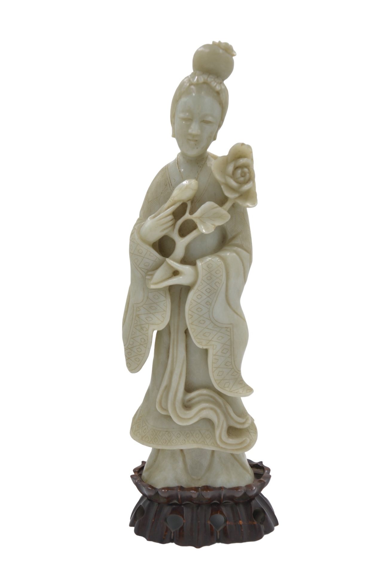 A Chinese figure of an immortal on a wooden base 木质底座上的中国神仙像。

手工雕刻，可能是翡翠。

毛重：1&hellip;