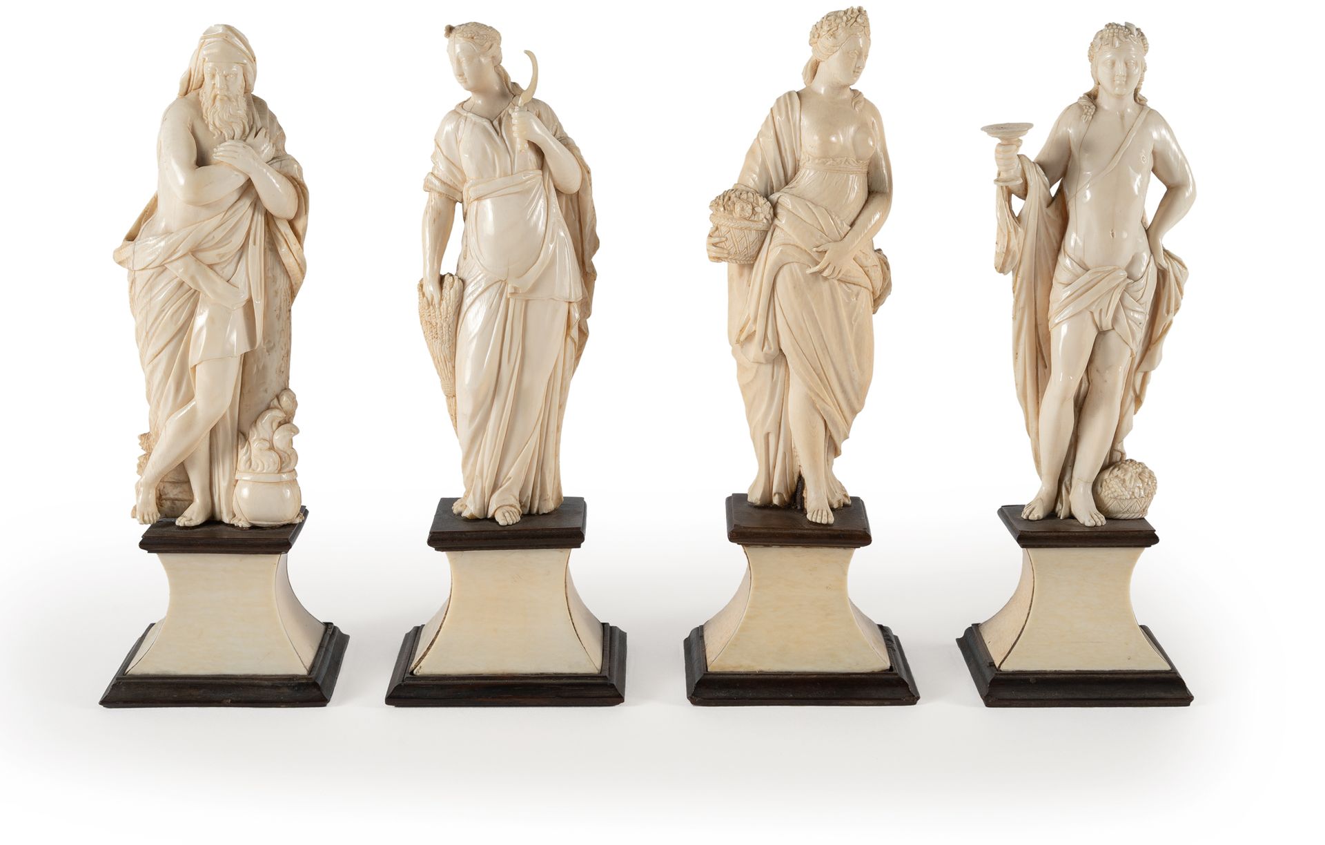 Französische Skulptur 四个象牙的四季雕像。

象牙，全圆雕，迪耶普制造厂（？(18世纪晚期)。矗立在乌木质化的、略带拱形的、覆盖着象牙的底&hellip;