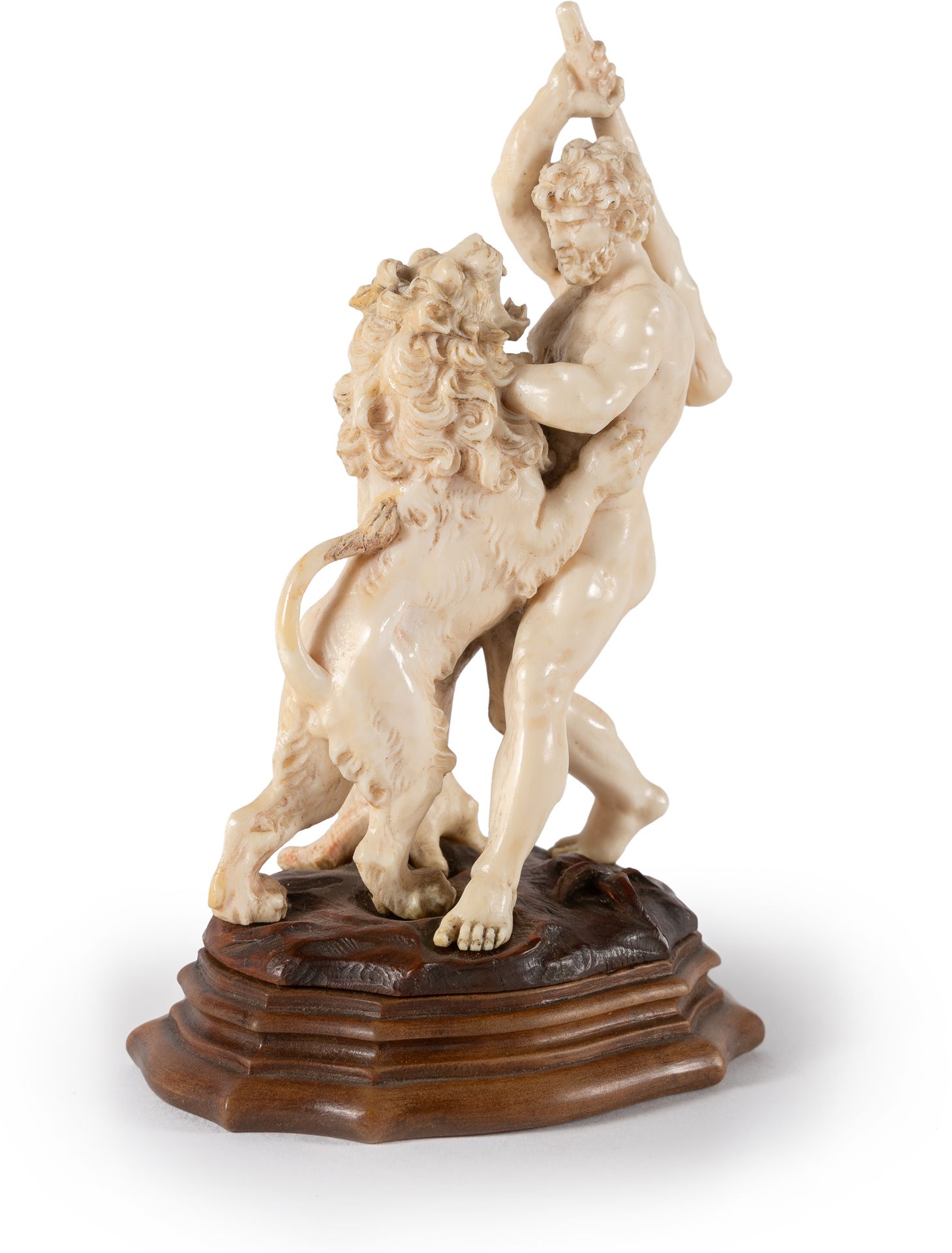 Süddeutsche Skulptur (Tirol?) 海格力斯与尼米亚狮搏斗。

象牙在黄杨木底座上，在后来的果木基座上。(18世纪初)。高12,7厘米（&hellip;