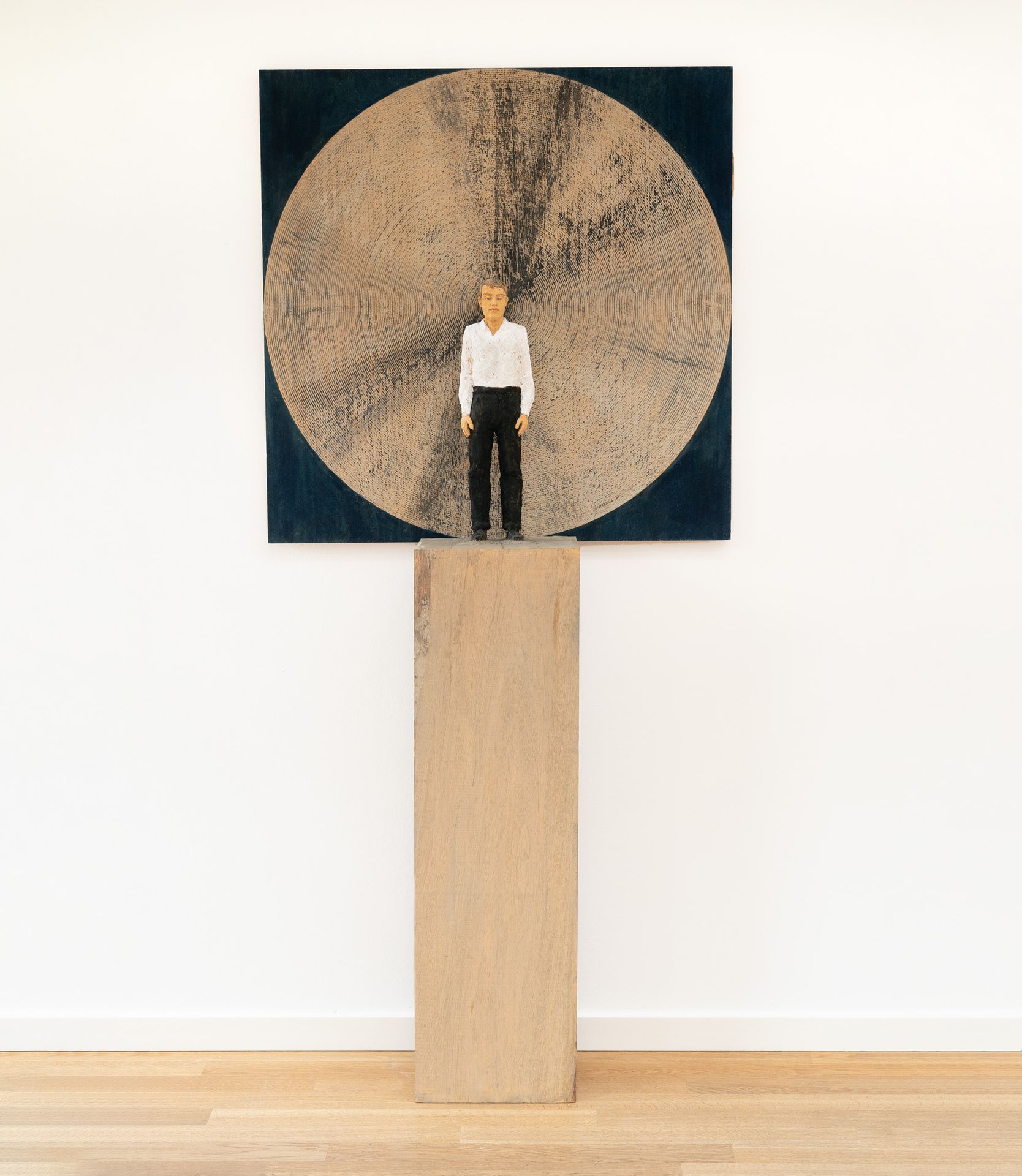 Stephan Balkenhol 斯蒂芬-巴尔肯霍尔，浮雕前穿白衬衫的男子。

图柱和浮雕（2部分）。瓦瓦木，有颜色。2011年。约170 x 33 x 24&hellip;
