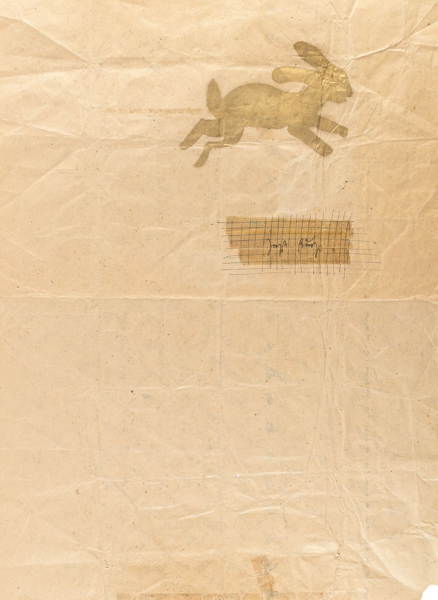 Joseph Beuys 约瑟夫-博伊斯，《石兔/金兔》。

喷漆，蓝笔和透明胶条，印有GDR包装纸。(1982年左右)。约67.5 x 43厘米。签名在右边的&hellip;