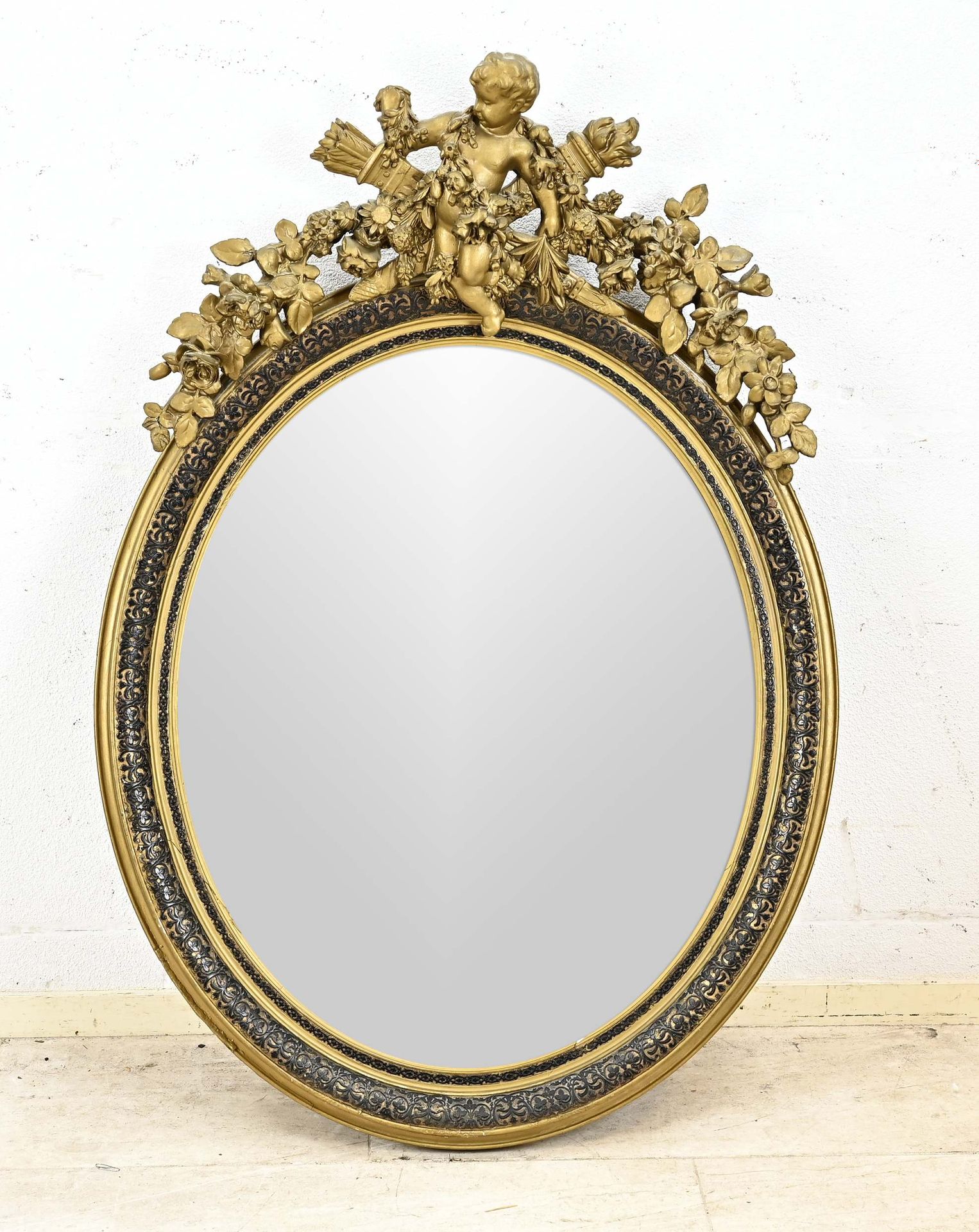 Specchio dorato del XIX secolo con decorazione amorosa e…
